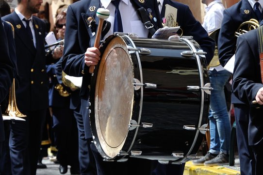 Tocando el tambor en la procesi&oacute;n