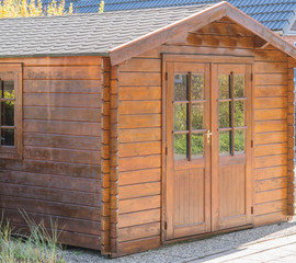 Holzhaus mit T&uuml;r und Fenstern