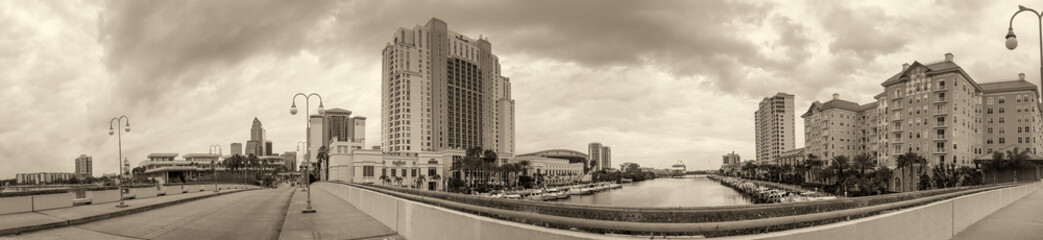 Fototapeta premium TAMPA, FL - FEBRUARY 2016: Panoramic view of Tampa coastline from city bridge. Tampa is a famous Florida destination