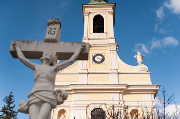 Obraz premium Kirche mit Kreuz im Vordergrund