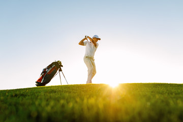 Golfeur masculin prenant le coup sur le terrain de golf