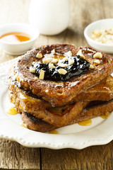 French toasts with cinnamon, honey and nuts