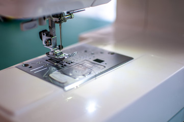 lavorare con ago e filo e macchina da cucire con stoffa colorata