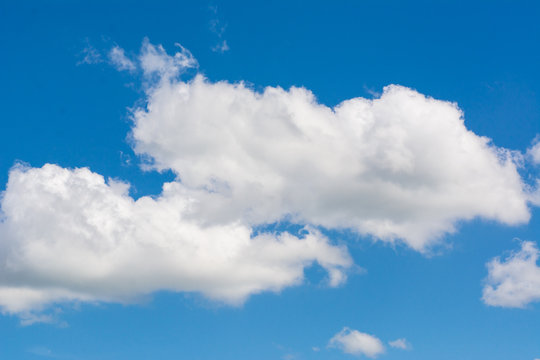 Zwei Schäfchenwolken an blauem Himmel