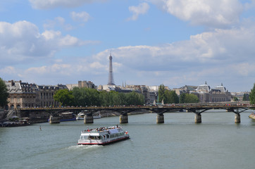 Statek wycieczkowy na Sekwanie w Paryżu latem/Pleasure boat on Seine in Paris at summer time,...