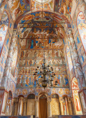 Fototapeta na wymiar Росписи на стенах и потолке в церкви в кремле Ростова Великого