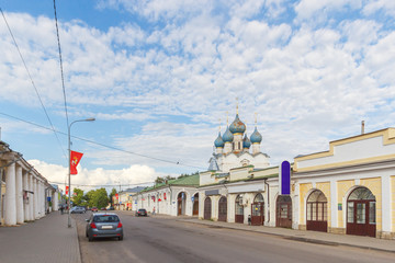 Fototapeta premium Гостиный двор и церковь Спаса на торгах в Ростове Великом, Ярославской области