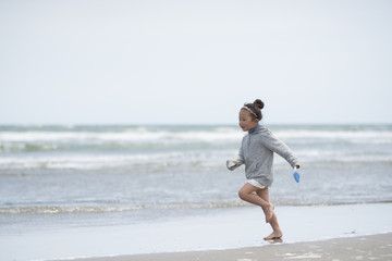 海で遊ぶ女の子