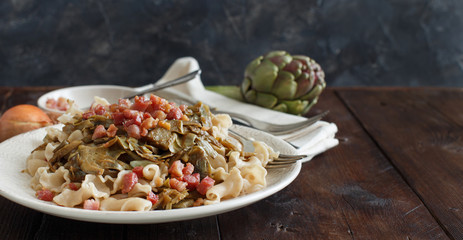 Pasta with artichokes and bacon