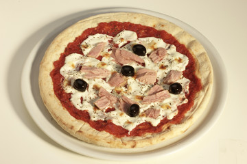 Pizza con Olive e Tonno