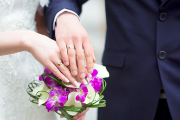 Обручальные кольца и букет невесты © marinamelnikova