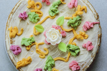 Obraz na płótnie Canvas Homemade cake with cream decoration. Close-up, selective focus.