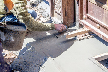 Concreting of concrete manually