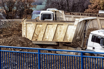 Lastwagen auf einer Baustelle