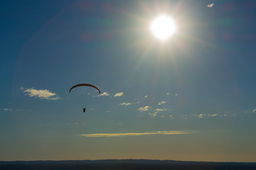 parapentes volando al atardecer