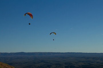 Parapente volando al atardecer
