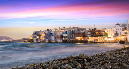Fototapeta premium Klein Venedig in Mykonos Stadt, Kykladen, Griechenland, nach Sonnenuntergang