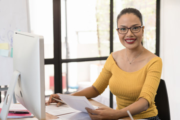 Obraz premium Portrait of a attractive business asian woman at modern office
