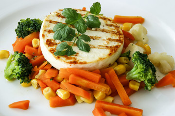 Grillkäse mit gemischtem Gemüse