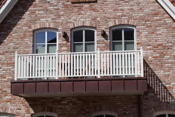 Fototapeta na wymiar Balkon mit Geländer und Fenstern