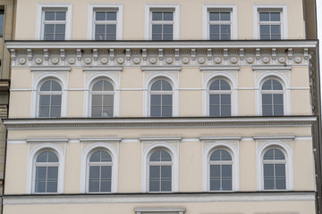Fassade in gelb in der Innenstadt von Hamburg mit Stuck und Fenstern