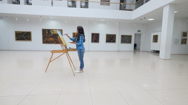 Creation of drawing in the gallery. Steadicam.4K.