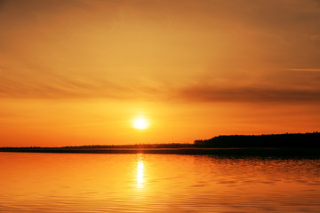 Obraz premium orange sunset over river