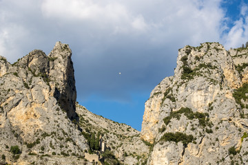Vue sur les rochers de Moustiers-Sainte-Marie. L'etoile de Moustier.