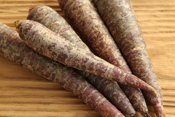 Rote Karotten auf Holz Hintergrund