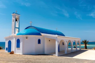 Gordijnen Witte en blauwe kapel op een kust dichtbij Aiya Napa, Cyprus. © lucky-photo