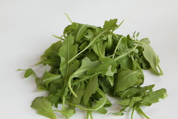 Rucola Salat Blätter auf weissem Hintergrund isoliert