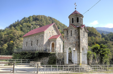 Fototapeta na wymiar Храм Святого Гиоргия в селе Зваре на реке Аджарис-цкали в горной Аджарии. Грузия.