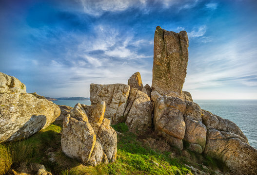 Bretagne le rocher Doigt de Dieu pr&egrave;s de Port Manec'h en Finist&egrave;re &ndash; Bretagne der Felsen &bdquo;Doigt de Dieu&ldquo; bei Port Manech in Finist&egrave;re