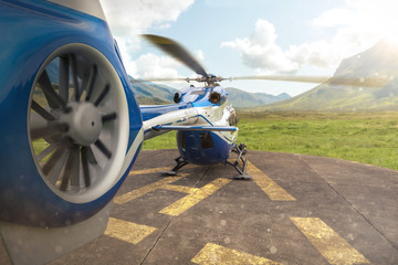 Hubschrauber auf Landeplatform © VanHope