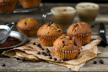 Obraz na płótnie Canvas Chocolate chips muffins with coffee