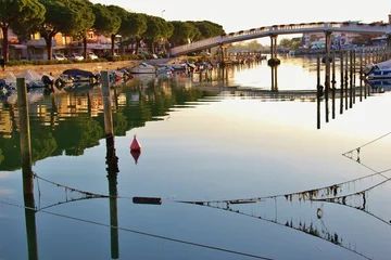 Papier Peint photo Lavable Ville sur leau Canal et bateaux à Grado dans la lumière du matin. Italie du Nord-Est, Europe.