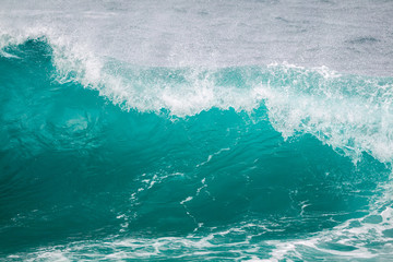Wellen im türkisen Wasser der Keokea Bay an der Nordküste von Big Island, Hawaii, USA. © DirkR