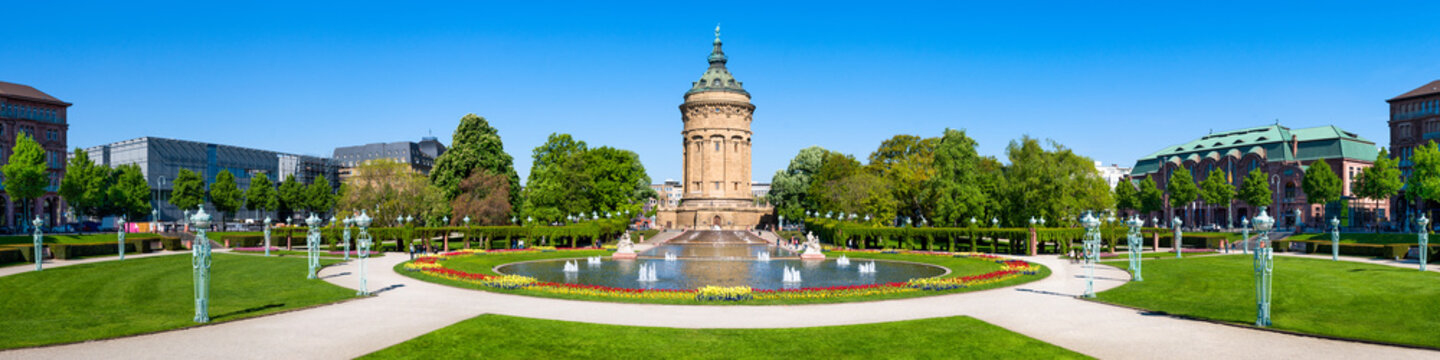 Mannheim Wasserturm und Rosengarten am Freidrichsplatz im Sommer