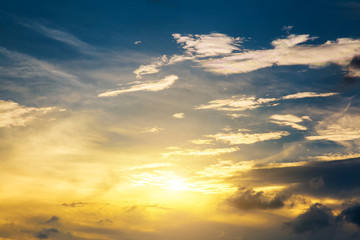 Obraz premium Cumulus sunset clouds with sun setting down