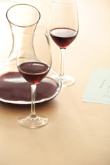 Estimating red wine in wineglass at tasting