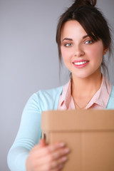 Naklejka premium Portrait of pretty woman holding a box
