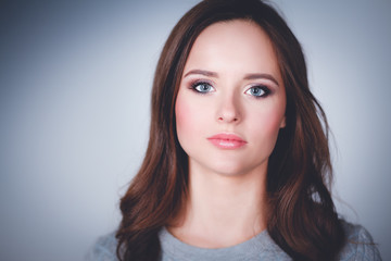 Obraz premium Portrait of an attractive fashionable young brunette woman