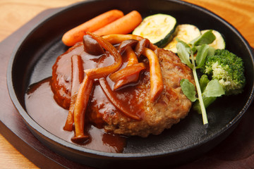 きのこソースのハンバーグ