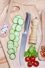 Свежие овощи,помидоры,огурцы,специи для приготовления овощного салата.Полезная здоровая еда