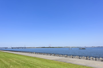 青空と東京の海