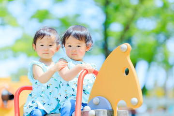 公園の遊具で遊んでいるかわいい子供