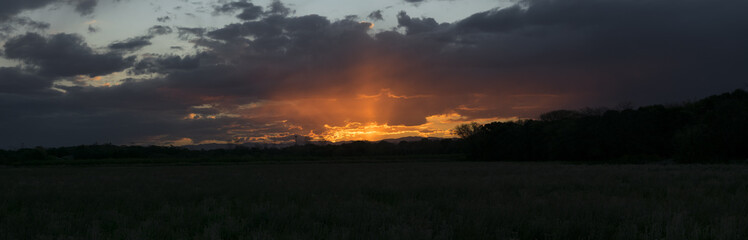 Fototapeta premium Panorama Atardecer en el campo