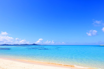 美しい沖縄のビーチと夏空
