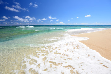 美しい沖縄のビーチと夏空
