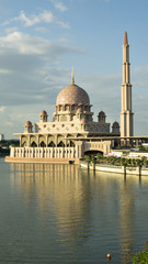 Fototapeta na wymiar Putra Mosque located in Putrajaya city, Malaysia